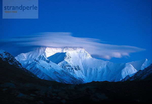 Verschneiter Mount Everest  8850m  nepalesisch Sagarmatha oder tibetisch Chomolungma  vom Basecamp aus tibetischer Richtung  Nordseite  Nachtaufnahme bei Vollmond  Rongbuk  Tibet  China  Asien