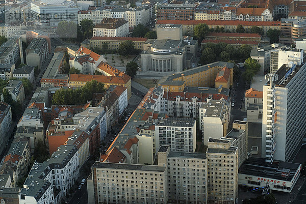 Blick auf die Volksbühne in Berlin Mitte  Berlin von oben  Berlin  Deutschland  Europa