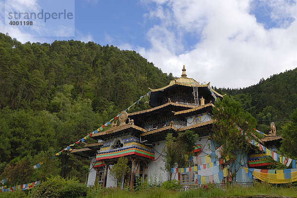 Tibetisches buddhistisches Lamaling Kloster vor bewaldeten Bergen im Himalaya  Nyichi  Bayi  Osttibet  Kongpo  Tibet  China  Asien