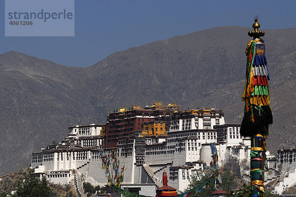 Blick auf Potala Palast  der Winterpalast des Dalai Lama in Lhasa  Tibet  China  Asien