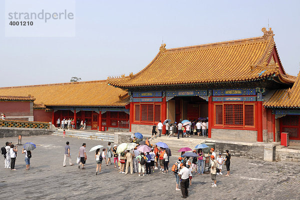 Besucher  Touristen stehen vor chinesischem Tor  Verbotene Stadt  Kaiserpalast  Peking  China  Asien
