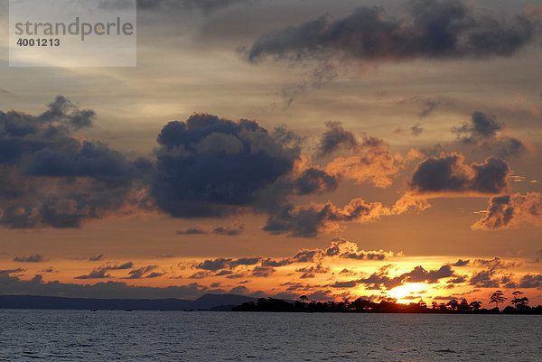 Sonnenuntergang an der Serendipity Beach  Sihanoukville  Kambodscha  Asien