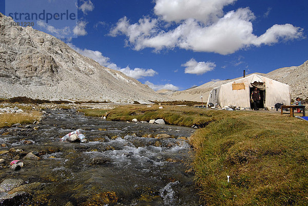 Tibetisches Teezelt neben einem klaren Gebirgsfluss im Westhimalaya  Westtibet  Provinz Ngari  Tibet  China  Asien