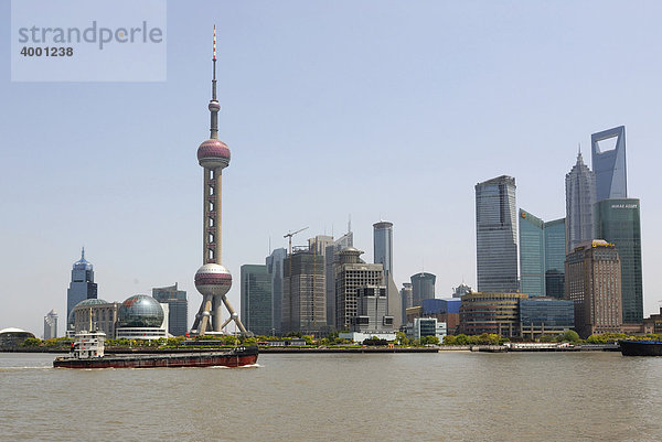 Skyline des Finanzdistrikts Pudong mit Fernsehturm  Jin Mao Tower und World Finance Building mit Fluss Huangpu und Frachter  Shanghai  China  Asien