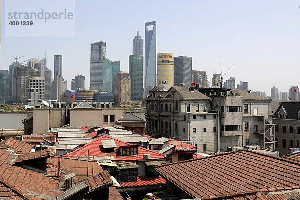 Alt und neu  Blick aus der Altstadt Shanghais über den Bund auf die Skyline des Finanzdistrikts Pudong mit Jin Mao Tower und World Finance Building mit Fluss Huangpu  Shanghai  China  Asien