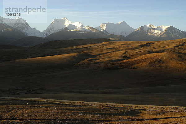 Verschneiter Himalayahauptkamm mit Bergstraße in der Morgensonne am Tarong-la-Pass  Tingri  Nyalam  Tibet  China  Asien