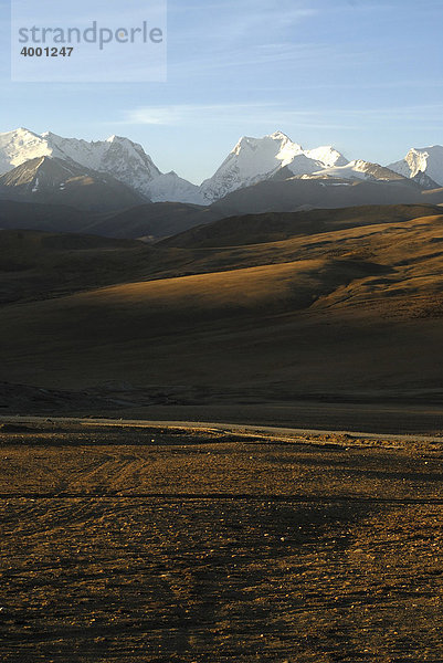 Verschneiter Himalayahauptkamm mit Bergstraße in der Morgensonne am Tarong-la-Pass  Tingri  Nyalam  Tibet  China  Asien