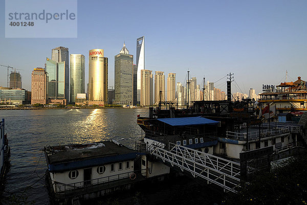 Skyline des Finanzdistrikts Pudong mit Jin Mao Tower und World Finance Building mit Fluss Huangpu und Bootsanleger und Schiff am Bund  Shanghai  China  Asien