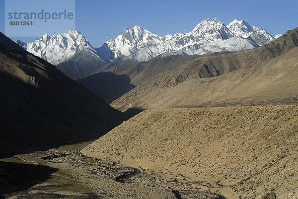 Verschneiter Himalayahauptkamm mit Bergstraße und Fluss in der Morgensonne nahe dem Tarong-la-Pass  Tingri  Nyalam  Tibet  China  Asien