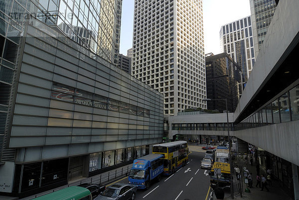Hochhäuser  Wolkenkratzer mit Straße in Central  Hongkong  China  Asien