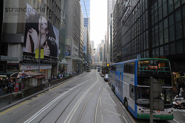 Dichter Verkehr mit Doppelstockbussen  Doppeldeckern  und Doppelstock-Straßenbahnen  Tram  in den engen Straßen von Hongkong zwischen Hochhäuser  Wolkenkratzer in Central  Hongkong  China  Asien