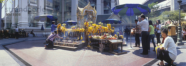 Thais opfern am Erawan Schrein  Siam Square  Bangkok  Thailand  Asien