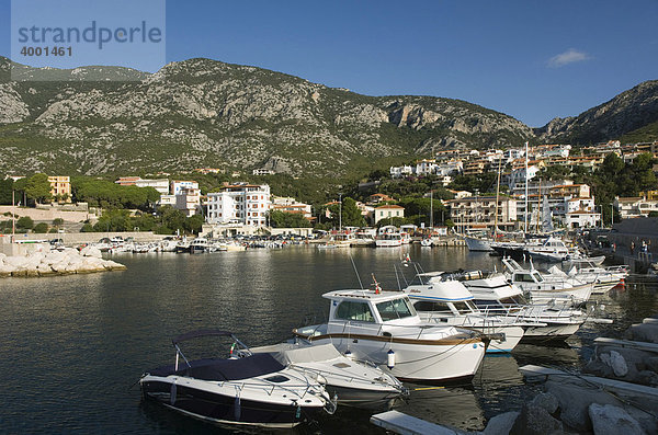 Boote im Hafen von Cala Gonone  Sardinien  Italien  Europa