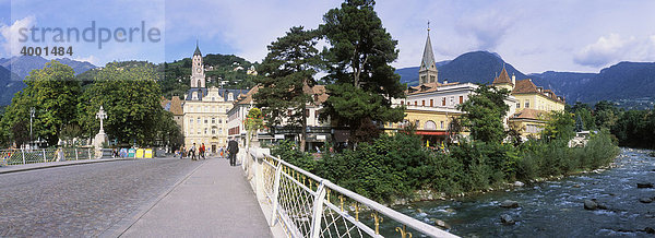 Jugendstil Postbrücke über den Passer Fluss  Meran  Trentino  Südtirol  Italien  Europa