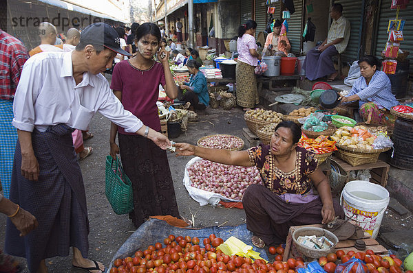 Gewürzstand auf dem Straßenmarkt  19th Street Market  Rangun  Yangon  Burma  Birma  Myanmar  Asien