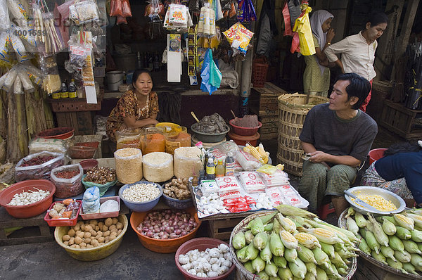 Gewürzstand auf dem Straßenmarkt  19th Street Market  Rangun  Yangon  Burma  Birma  Myanmar  Asien