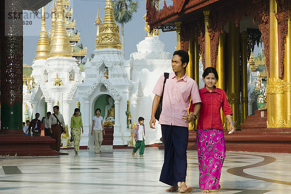 Birmanisches Paar in Shwedagon Pagode  buddhistischer Tempel  Rangun  Yangon  Burma  Birma  Myanmar  Asien