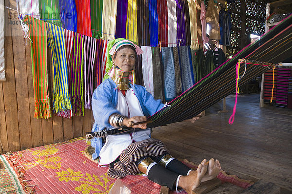 Intha Frau beim Weben  Pfahldorf  Ywama  Inle See  Shan State  Burma  Birma  Myanmar  Asien