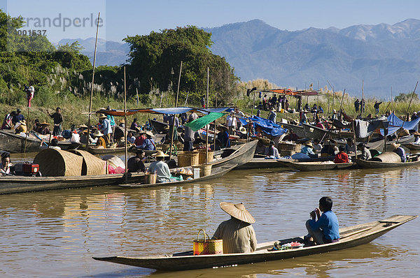 Boote auf dem schwimmenden Markt  Ywama  Inle See  Shan State  Burma  Birma  Myanmar  Asien