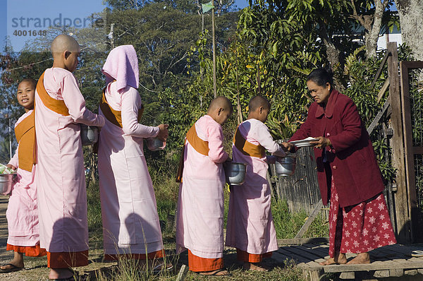 Junge Nonnen beim Bettelgang  Inle See  Nyaungshwe  Shan State  Burma  Birma  Myanmar  Asien