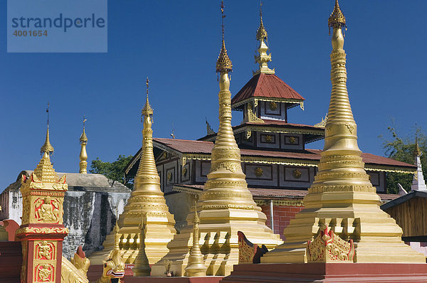 Goldene Stupas  Nigyon Taungyon Kyaung Tempel  Shan Kloster  Inle See  Nyaungshwe  Shan State  Burma  Birma  Myanmar  Asien