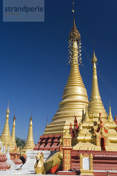 Goldene Stupas  Nigyon Taungyon Kyaung Tempel  Shan Kloster  Inle See  Nyaungshwe  Shan State  Burma  Birma  Myanmar  Asien