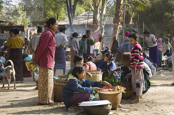 Frauen auf dem Myinkaba Markt  Old Bagan  Pagan  Burma  Birma  Myanmar  Asien