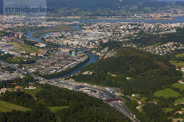 Luftaufnahme  Stadtansicht Hendaye und Irun  Baskenland  Frankreich und Spanien