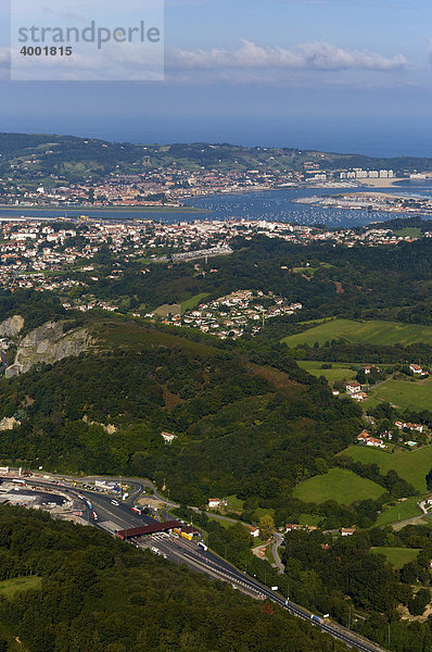 Luftaufnahme  Stadtansicht Hendaye und Irun  Baskenland  Frankreich und Spanien