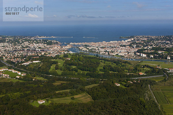 Luftaufnahme  Stadtansicht St Jean de Luz  Frankreich