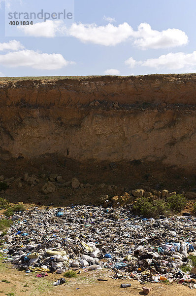 Wilde Müllkippe nahe einer Straße  Marokko  Afrika