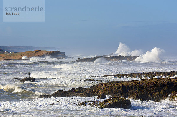 Hohe Wellen an der Küste bei Oualidia  Marokko  Afrika