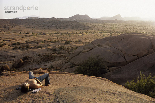 Mann bei einer Rast in der Wüste in der Nähe von Tafraoute  Marokko  Nordafrika