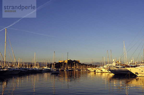 Sonnenuntergang im Hafen von Antibes  Frankreich  Europa