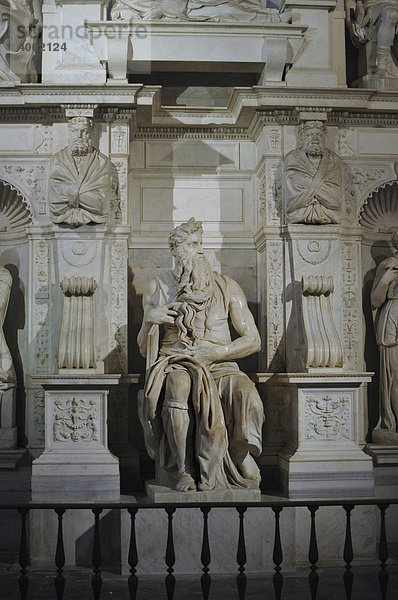 Julius Grabmal von Michelangelo Buonarroti in der Kirche San Pietro in Vincoli  Moses mit Hörnern  Altstadt  Rom  Italien