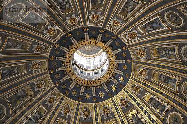 Michelangelos Kuppel  Petersdom  Altstadt  Vatikanstadt  Italien  Europa