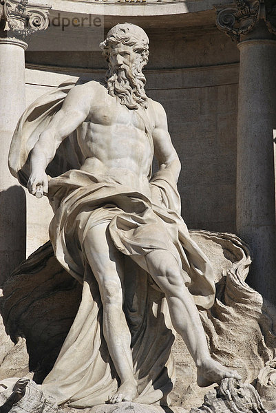 Männerfigur des Brunnen Fontana di Trevi  Trevi-Brunnen  Altstadt  Rom  Italien  Europa