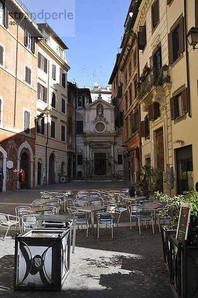 Kleiner Platz  enge Gasse  Gastgarten  Tische und Stühle im Freien  Rom  Italien  Europa