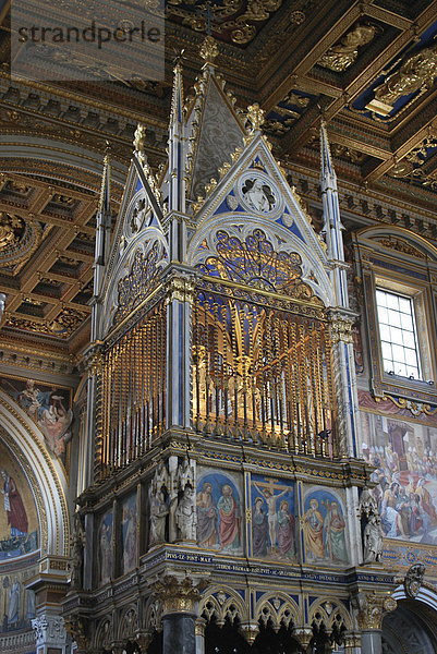 Altar  Lateranbasilika  Basilica di San Giovanni in Laterano  Altstadt  Rom  Italien  Europa