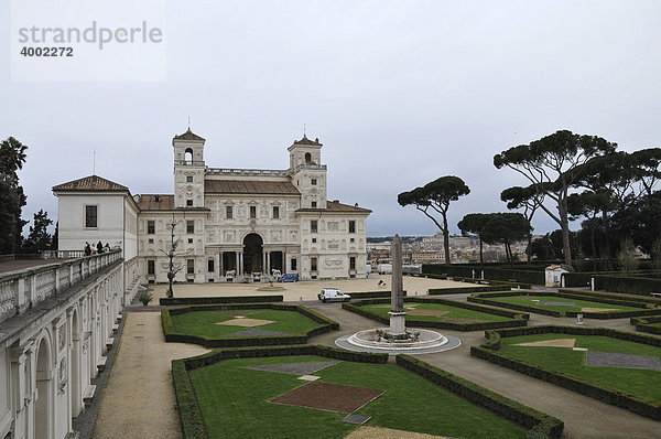 Fassade und Park der Villa Medici  Altstadt  Rom  Italien  Europa