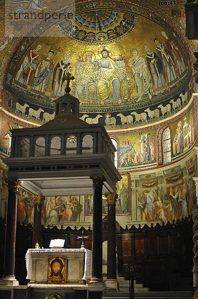 Altar  Wand- und Deckengemälde hinter dem Altar in der Kirche Santa Maria in Trastevere  Altstadt  Rom  Italien  Europa