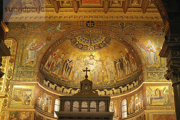 Wand- und Deckengemälde hinter dem Altar in der Kirche Santa Maria in Trastevere  Altstadt  Rom  Italien  Europa