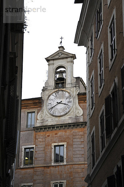 Kirchturm mit großer Uhr  Via dei Giubbonari  Altstadt  Rom  Italien  Europa