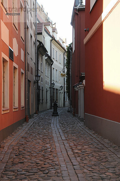 Enge Seitengasse mit Kopfsteinpflaster in der Altstadt von Riga  Lettland  Baltikum  Europa