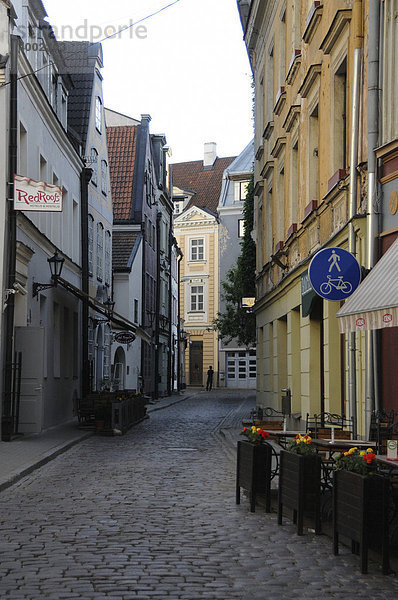 Seitengasse mit Kopfsteinpflaster in der Altstadt von Riga  Lettland  Baltikum  Europa