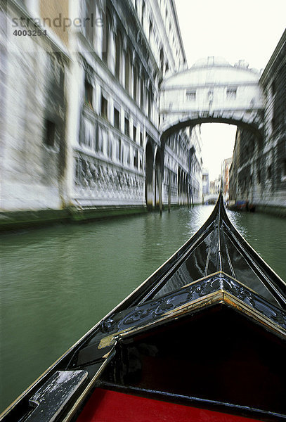 Gondel im Kanal Rio di Palazzo  vor Seufzerbrücke  Ponte dei Sospiri  Venedig  Italien  Europa