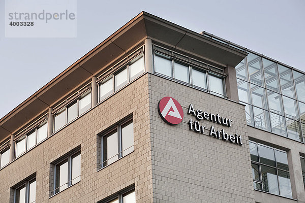 Agentur für Arbeit  Logo an der Gebäude-Fassade in Dortmund  Nordrhein-Westfalen  Deutschland  Europa