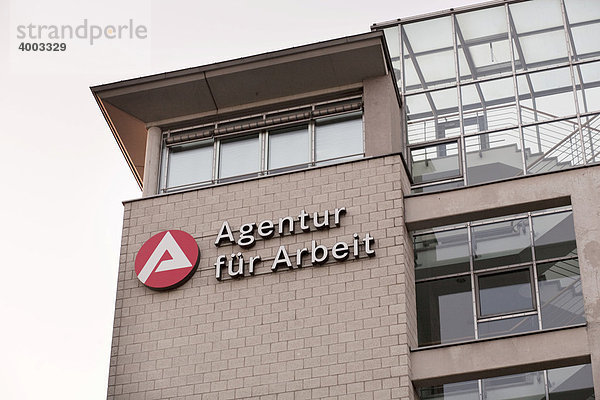 Agentur für Arbeit  Logo an der Gebäude-Fassade in Dortmund  Nordrhein-Westfalen  Deutschland  Europa