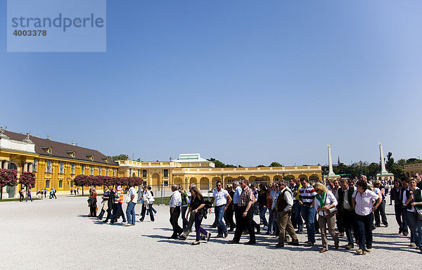 Touristenansturm zur Besichtigung des Schloss Schönbrunn  Schlosspark  aus der Zeit Maria Theresias und Josef des II.  Wien  Österreich  Europa