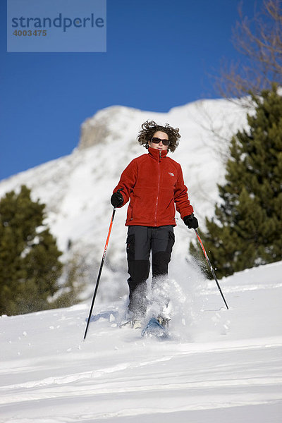 Schneeschuhwanderin  hinten der Dürrenstein  Plätzwiese  Dolomiten  Südtirol  Italien  Europa